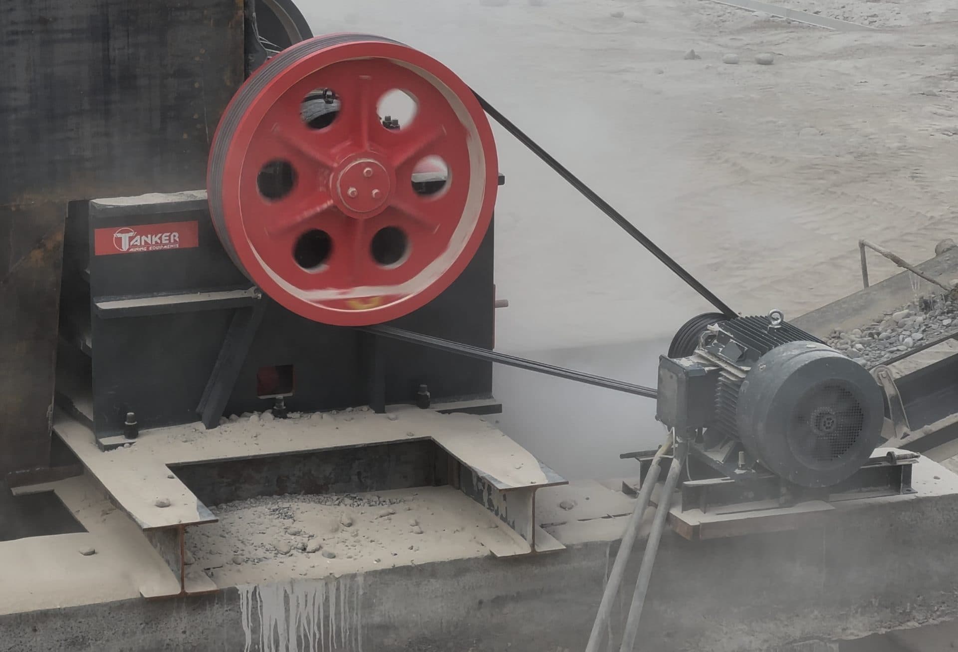 Tanker颚式破碎机的电机、皮带和飞轮传动
